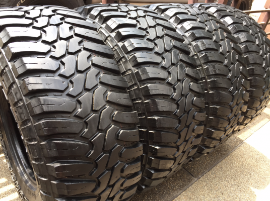 ยาง Mud Thunderer 33 12.5 R15 ปลายปี11 ดอกเยอะ ไม่มีปะ ราคาไม่แพง