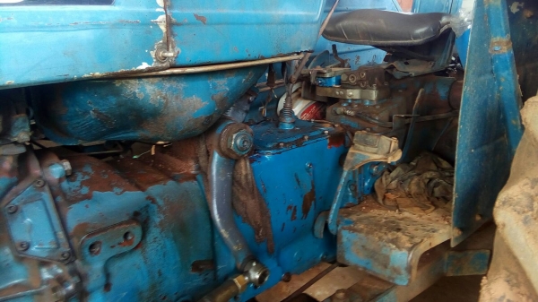 ขาย รถไถ FORD 6600 เสื้อลาย ไม่มีทะเบียน อุปกรณ์มีใบดันหน้า และผาน 7