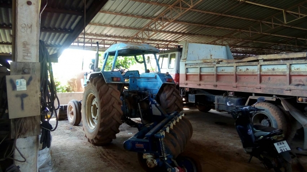 ขาย รถไถ FORD 6600 เสื้อลาย ไม่มีทะเบียน อุปกรณ์มีใบดันหน้า และผาน 7