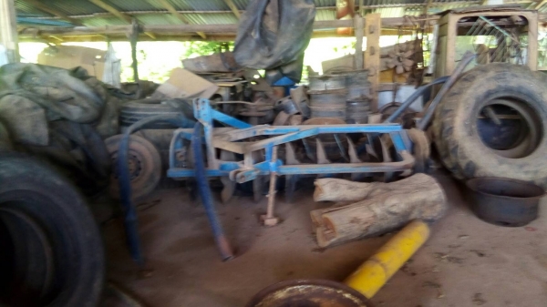 ขาย รถไถ FORD 6600 เสื้อลาย ไม่มีทะเบียน อุปกรณ์มีใบดันหน้า และผาน 7