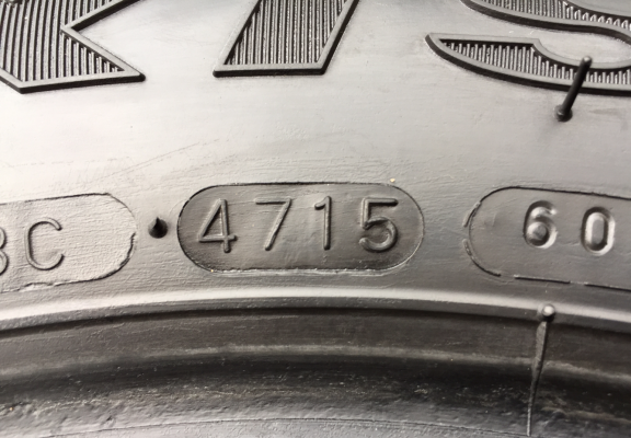 ยาง Maxxis 195 60 15 สิ้นปี15 ดอกเต็ม ไม่มีปะ ราคาไม่แพง