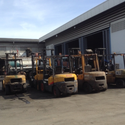 +++ ขายโฟล์คลิฟท์ขนาด  3  ตัน  (หลายคันครับ)  เครื่องยนต์ดีเซล  เสา  4  เมตร  เกียร์ออโตเมติค  ราคาตั้งแต่  200,000 - 250,000.-  บาทครับ