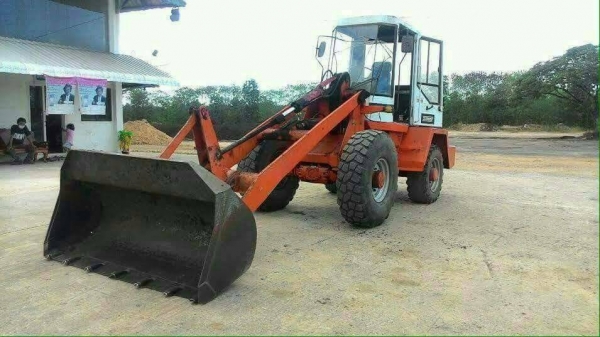 รถตักยี่ห้อ SCHAEFF  รุ่น SKL851  กำลังเครื่องยนต์ (HP) 80.2 แรงม้า  ความเร็วสูงสุด 20 KM/H  รถปี 1996 - 1997