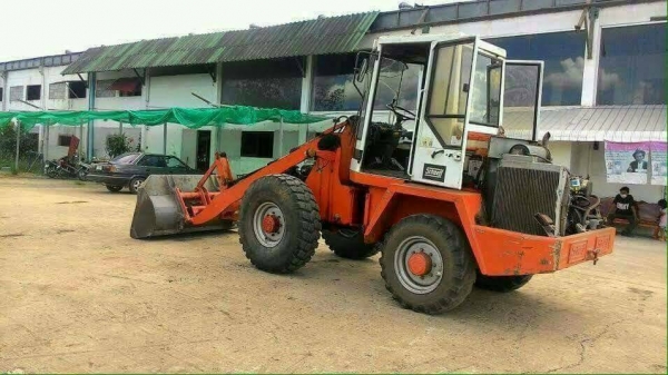 รถตักยี่ห้อ SCHAEFF  รุ่น SKL851  กำลังเครื่องยนต์ (HP) 80.2 แรงม้า  ความเร็วสูงสุด 20 KM/H  รถปี 1996 - 1997