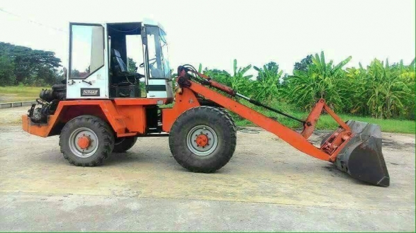 รถตักยี่ห้อ SCHAEFF  รุ่น SKL851  กำลังเครื่องยนต์ (HP) 80.2 แรงม้า  ความเร็วสูงสุด 20 KM/H  รถปี 1996 - 1997