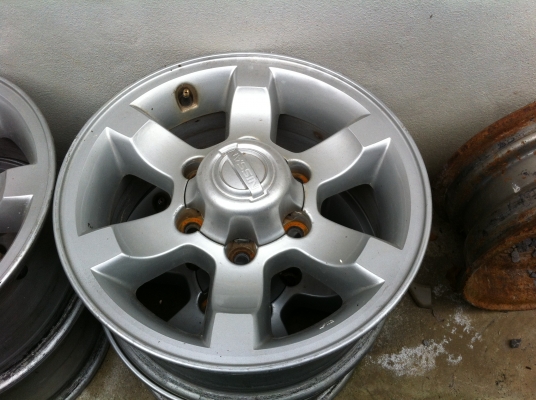 ล้อนิสสันฟอนเทีย nissan big-m แท้ติดรถ ขอบ15x6.5 ออฟ 30 ใส่ big-m ได้ 3900 บาท