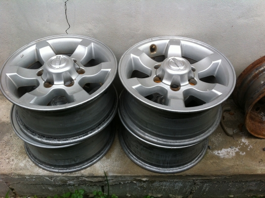 ล้อนิสสันฟอนเทีย nissan big-m แท้ติดรถ ขอบ15x6.5 ออฟ 30 ใส่ big-m ได้ 3900 บาท