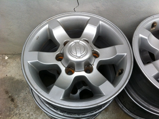 ล้อนิสสันฟอนเทีย nissan big-m แท้ติดรถ ขอบ15x6.5 ออฟ 30 ใส่ big-m ได้ 3900 บาท