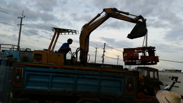 tractor-backhoe ขอบคุณลูกค้าราชบุรีมากครับ ที่มาอุดหนุนรถแบ็คโฮ สวยๆ ของเรา และวิ๊นซ์ไปใช้งาน tractor-backhoe ขอบคุณลูกค้าราชบุรีมากครับ ที่มาอุดหนุนรถแบ็คโฮ สวยๆ ของเรา และวิ๊นซ์ไปใช้งาน