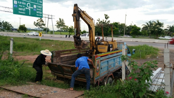 tractor-backhoe ขอบคุณลูกค้าราชบุรีมากครับ ที่มาอุดหนุนรถแบ็คโฮ สวยๆ ของเรา และวิ๊นซ์ไปใช้งาน