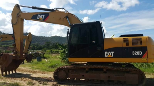 ขาย 1,950,000 CAT 320D  ทำงานน้อย 7,102 ชม. เครื่องดี โช่หนา ไฟฟ้าครบ เอกสารอินวอยท์ รถสวยพร้อมใช้มาก รถอยู่ จ.อุดรธานี  090-772-3710 090-772-3708