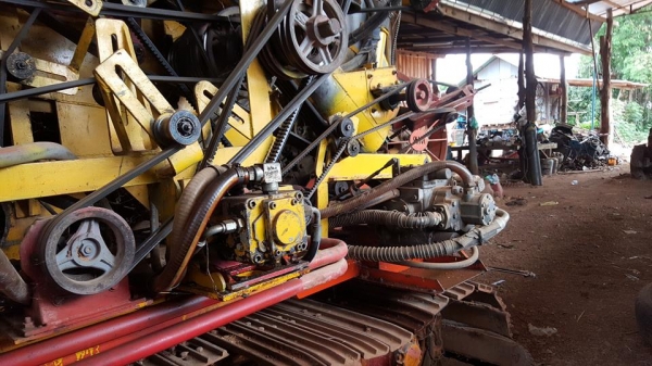 ขายรถเกี่ยวข้าว 3MM สามมิตมอเตอร์ เครื่อง270เทอร์โบว์ บิ้วใหม่ทั้งคัน กำลังลงเกี่ยวข้าว พร้อมลงงาน