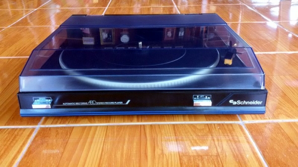 เครื่องเล่นแผ่นเสียงสภาพพร้อมเล่น Schneider