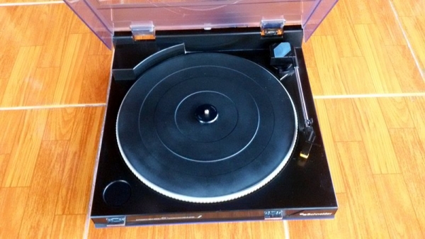 เครื่องเล่นแผ่นเสียงสภาพพร้อมเล่น Schneider เครื่องเล่นแผ่นเสียงสภาพพร้อมเล่น Schneider