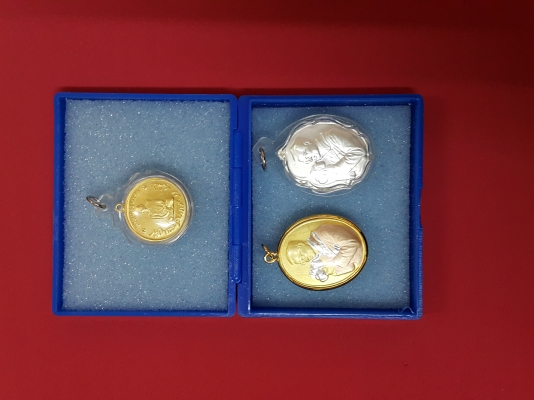 แบ่งปันบูชา ร็อคเก็ตในหลวง พร้อมเลี่ยมอย่างดีน่าเก็บครับ สวยงามดูสง่า ราคาชุดละ 1,199 บาท ติดต่อคุณเอ๋ 092-6356419 แบ่งปันบูชา ร็อคเก็ตในหลวง พร้อมเลี่ยมอย่างดีน่าเก็บครับ สวยงามดูสง่า ราคาชุดละ 1,199 บาท ติดต่อคุณเอ๋ 092-6356419