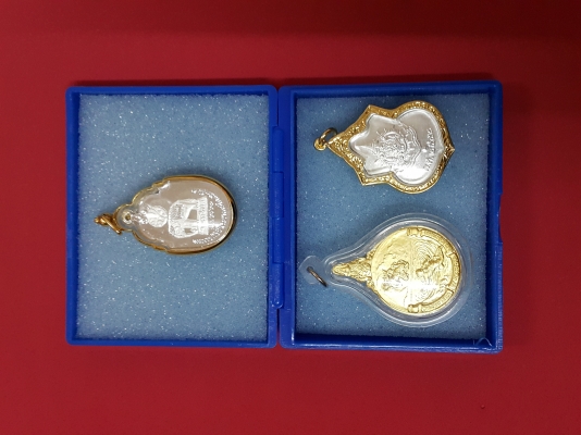 แบ่งปันบูชา ร็อคเก็ตในหลวง พร้อมเลี่ยมอย่างดีน่าเก็บครับ สวยงามดูสง่า ราคาชุดละ 1,199 บาท ติดต่อคุณเอ๋ 092-6356419 แบ่งปันบูชา ร็อคเก็ตในหลวง พร้อมเลี่ยมอย่างดีน่าเก็บครับ สวยงามดูสง่า ราคาชุดละ 1,199 บาท ติดต่อคุณเอ๋ 092-6356419