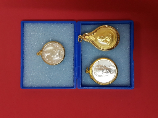 แบ่งปันบูชา ร็อคเก็ตในหลวง พร้อมเลี่ยมอย่างดีน่าเก็บครับ สวยงามดูสง่า ราคาชุดละ 1,199 บาท ติดต่อคุณเอ๋ 092-6356419