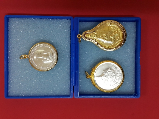 แบ่งปันบูชา ร็อคเก็ตในหลวง พร้อมเลี่ยมอย่างดีน่าเก็บครับ สวยงามดูสง่า ราคาชุดละ 1,199 บาท ติดต่อคุณเอ๋ 092-6356419 แบ่งปันบูชา ร็อคเก็ตในหลวง พร้อมเลี่ยมอย่างดีน่าเก็บครับ สวยงามดูสง่า ราคาชุดละ 1,199 บาท ติดต่อคุณเอ๋ 092-6356419