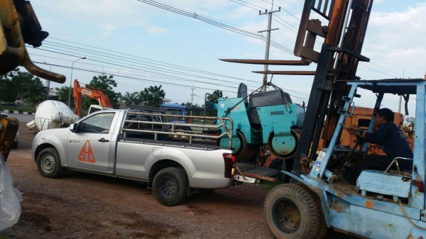 tractor-backhoe ขอบคุณลูกค้าชาวสุพรรณ ที่มาชื้อรถบดดินเอวอ่อนแบบนั่ง ขับแรง บดอัดสั่นสะเทือน 2-3 ตัน