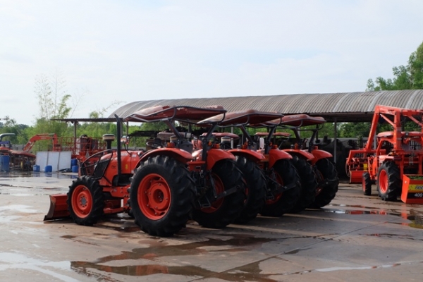 รถไถรุ่น M7040 มือสอง สวยๆ พร้อมใช้งาน มี 3 คัน เท่านั้นค่ะ ดาวน์ 50,000 โทรเลย ด่วนๆ 089-0111624