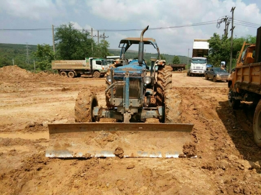 รถไถฟอร์ดสองเพลา 8210