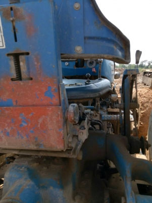 รถไถฟอร์ดสองเพลา 8210