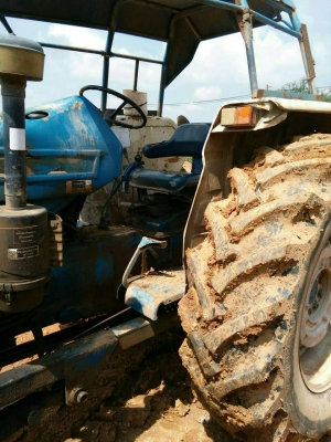 รถไถฟอร์ดสองเพลา 8210