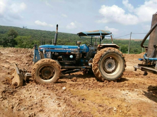 รถไถฟอร์ดสองเพลา 8210