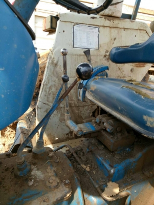 รถไถฟอร์ดสองเพลา 8210