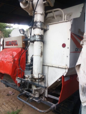 ขายรถเกี่ยวข้าวคูโบต้าDC70G อุ้ม ทำงานสองพัน ชม. สภาพพร้อมใช้เปลี่ยนแทรคยางใหม่