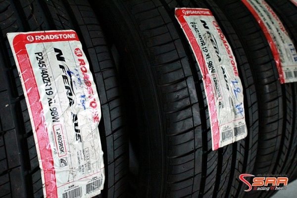ROADSTONE AU5 245/40R19 ปี14 เส้นละ 3,250 บาท ROADSTONE AU5 245/40R19 ปี14 เส้นละ 3,250 บาท