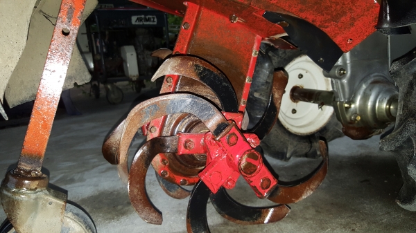 รถพรวนดิน สาดออกข้าง พร้อมใช้ รหัสสินค้า B3 - 11 คอหมุนได้ เครื่อง 8 แรง รถพรวนดิน สาดออกข้าง พร้อมใช้ รหัสสินค้า B3 - 11 คอหมุนได้ เครื่อง 8 แรง