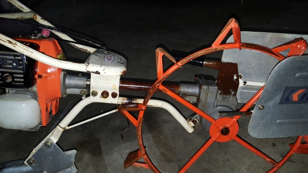 รถชักร่องน้ำในนา