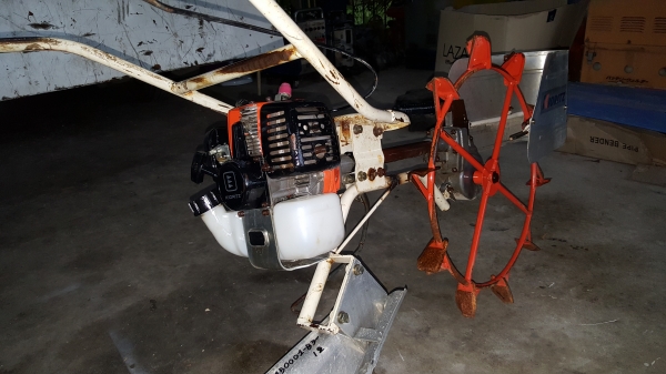 รถชักร่องน้ำในนา