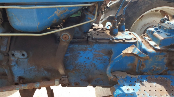 ขาย รถไถ FORD 6600 T3 สำหรับติดคีบอ้อย เอกสารเล่มทะเบียนครบ ราคาต่อรองได้ครับ