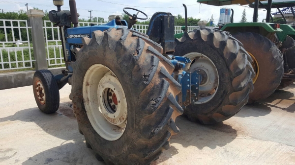 ขาย รถไถ FORD 6600 T3 สำหรับติดคีบอ้อย เอกสารเล่มทะเบียนครบ ราคาต่อรองได้ครับ