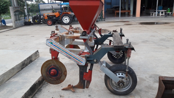 ชุดใส่ปุ๋ย สภาพสวย ซื้อมาใช้งานน้อย สภาพพร้อมใช้งาน สมบูรณ์ ราคาไม่แพง