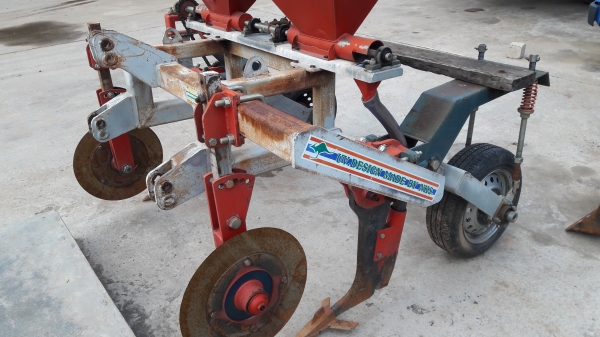 ชุดใส่ปุ๋ย สภาพสวย ซื้อมาใช้งานน้อย สภาพพร้อมใช้งาน สมบูรณ์ ราคาไม่แพง