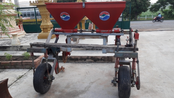 ชุดใส่ปุ๋ย สภาพสวย ซื้อมาใช้งานน้อย สภาพพร้อมใช้งาน สมบูรณ์ ราคาไม่แพง