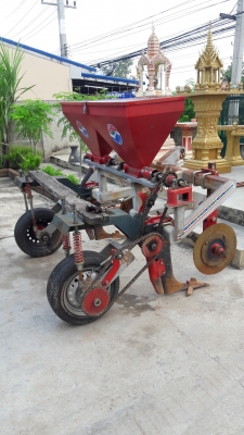 ชุดใส่ปุ๋ย สภาพสวย ซื้อมาใช้งานน้อย สภาพพร้อมใช้งาน สมบูรณ์ ราคาไม่แพง