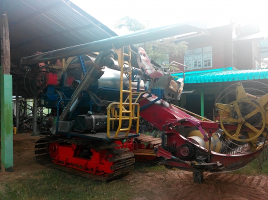 ขายด่วนรถเกี่ยวสภาพเช็คให้พร้อมใช้ ตัวเดิน 200 เครื่อง 6hh1 210  hp  โซ่่ d2 45 ข้อ ปั้มไดกิ้น 22 ราคา 500000 บาท