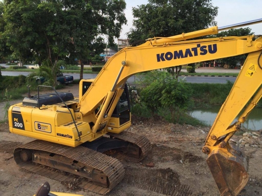 KOMATSU PC200-8MO