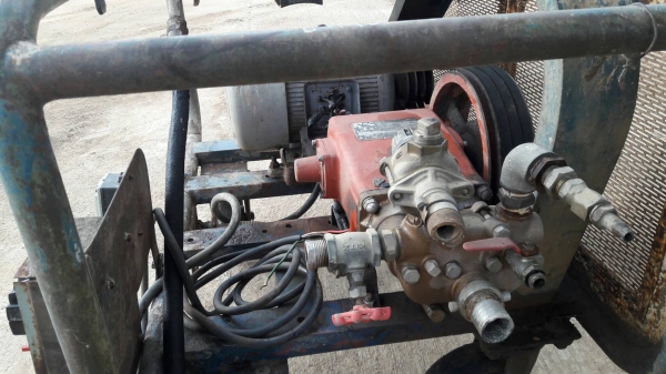 ขาย เครื่องฉีกน้ำแรงดันสูง ใช้ไฟโรงงานบ้านเราได้ มอเตอร์7แรง  ไฟ3สาย ขายราคา 16,000 บาท