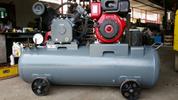 ปั๊มลมติดเครื่องยนต์ 10 hp  iwata hi เครื่องยนต์ ดีเซล สตาทร์มือ เครื่องใหม่แกะกล่อง