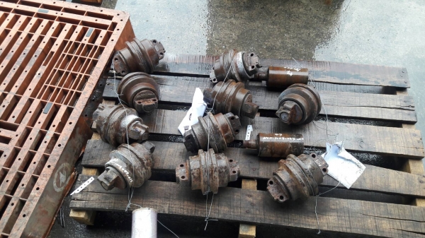 ขายลูกลอนเลอร์ พร้อมแคร์เรียล  สำหรับรถขุดเล็ก  MM45,55,57 ,CAT 305 ลอนเลอร์ลูกล่ะ 2,500 บาท แคร์เรียลขาย ล่ะ1,200 บาท ของเก่าจากนอก ขายยกชุด ราคา 23,000บาท