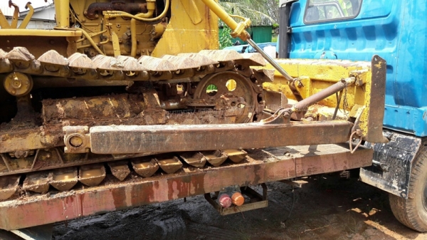 แทร็คเตอร์ KOMATSU รุ่น 21 PL  4 สูบ ถานดันกว้าง 2.55 เมตร