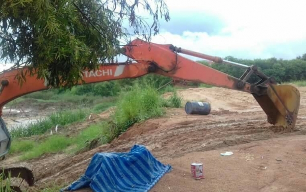 ขาย 465,000 HITACHI EX 200-3  เครื่องดี ปั้มแรง ช่วงล่างอ่อน รถพร้อมใช้ เอกสารหนังสือสัญญาซื้อขาย(ชลบุรี) 090-772-3710 090-772-3708