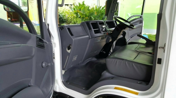 ISUZU ELF NLR 130 รถห้างมือเดียว