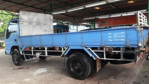 ขาย 385,000 ISUZU NKR 71 LY 52 A 130 แรง TUBO ปี 47 รถห้างแท้ สภาพนางฟ้า เต็มทั้งคัน ยางเรเดียลใหม่ 6 เส้น แอร์เครื่องเสียงพร้อม กระบะ ปู สแตนเลสทั้งลูก รถอยู่ ชลบุรี 090-772-3710 090-772-3708