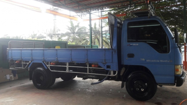 ขาย 385,000 ISUZU NKR 71 LY 52 A 130 แรง TUBO ปี 47 รถห้างแท้ สภาพนางฟ้า เต็มทั้งคัน ยางเรเดียลใหม่ 6 เส้น แอร์เครื่องเสียงพร้อม กระบะ ปู สแตนเลสทั้งลูก รถอยู่ ชลบุรี 090-772-3710 090-772-3708